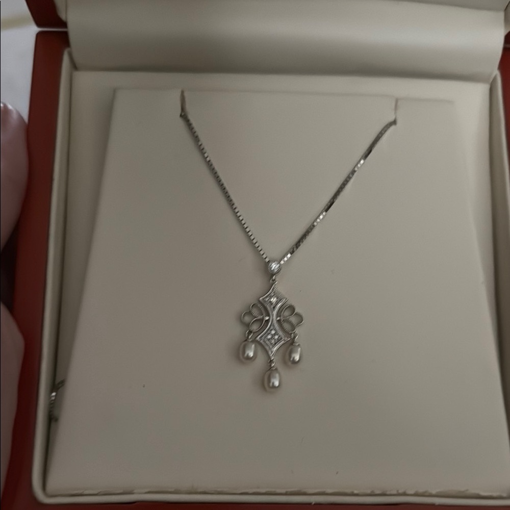Elegant Silver Necklace with Pearl Accents